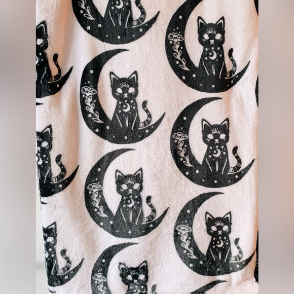 RACHEL Rachel Roy Halloween Black Cats and Moons Throw Blanket - Picture 5 of 6